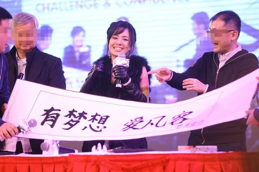 半裸、解胸罩、扇耳光,这家公司的年会比宜家还离谱!