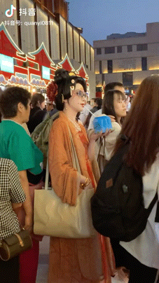 “景点公主”打卡照生意,走红抖音小红书