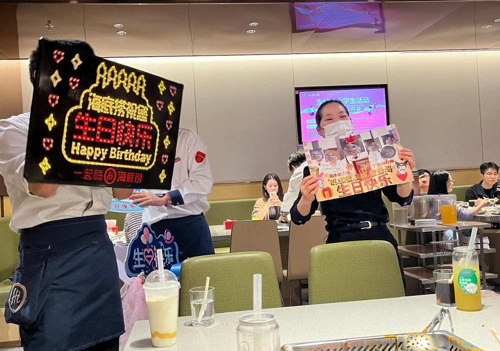 不装了,海底捞暴露本性